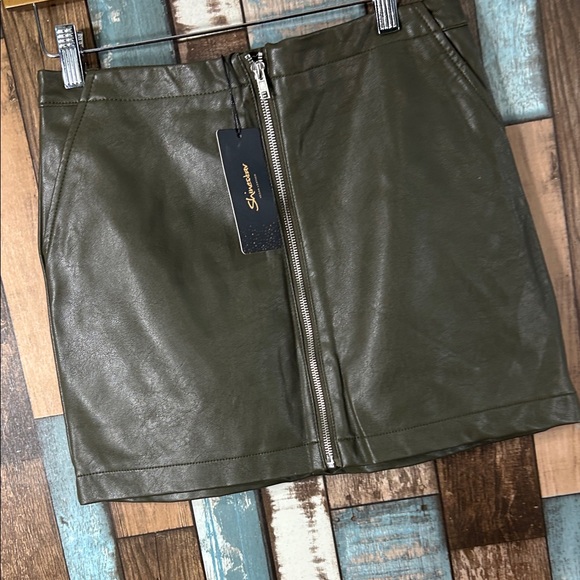 Shinestar Olive Leather Skirt with Zipper - Picture 4 of 11